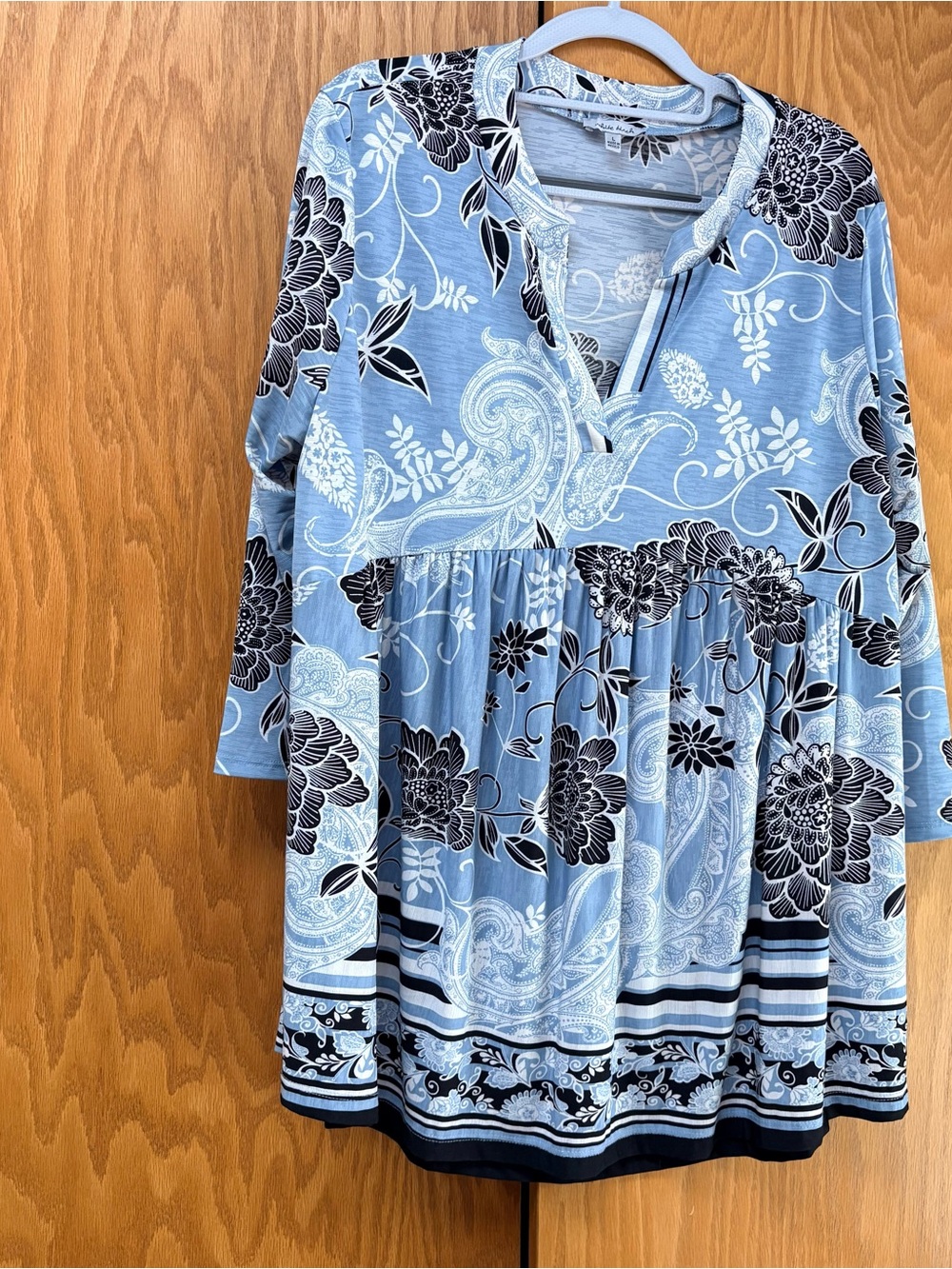 White Birch Blue, Black, White Floral Top Size Large